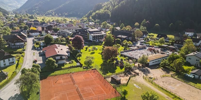 Wanderurlaub - Fahrstuhl - 2 hoteleigene Tennisplätze - Familiengut Hotel Burgstaller