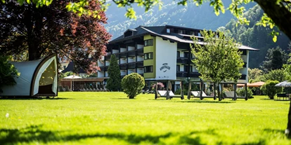 Wanderurlaub - Fahrstuhl - Gartenanlage im Familiengut - Familiengut Hotel Burgstaller