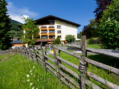 Wanderurlaub - Fahrstuhl - Kärntnerhof Sommeransicht - Family & Sporthotel Kärntnerhof****