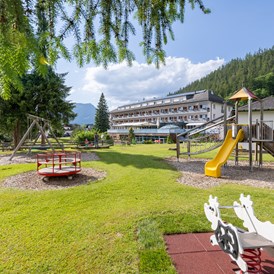 Wanderhotel: Garten/Kinderspielplatz - Hotel-Restaurant Grimmingblick