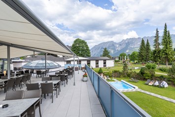 Wanderhotel: Hotelterrasse - Hotel-Restaurant Grimmingblick