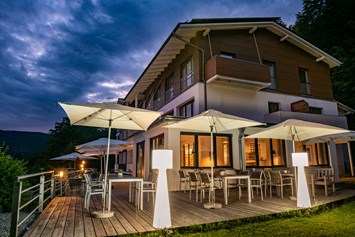 Wanderhotel: Hotel und Terrasse am Abend - Thula Wellnesshotel Bayerischer Wald