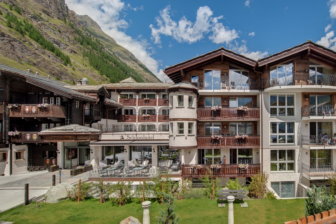 Wanderhotel: Aussenansicht Sommer  - SchlossHotel Zermatt