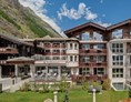 Wanderhotel: Aussenansicht Sommer  - SchlossHotel Zermatt