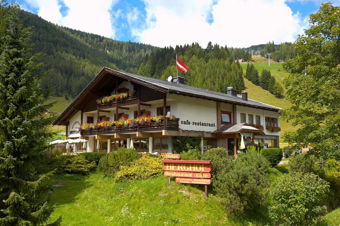 Wanderhotel: Hotel Garni Berghof - direkt an der Biosphärenparkbahn Brunnach - Hotel Garni Berghof