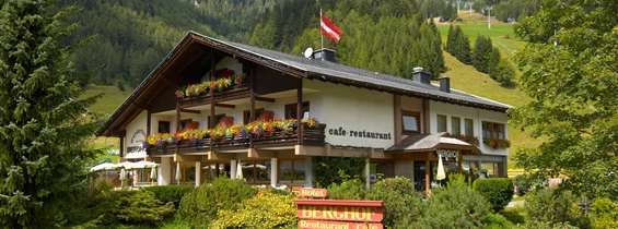 Wanderhotel: Hotel Garni Berghof - direkt an der Biosphärenparkbahn Brunnach - Hotel Garni Berghof