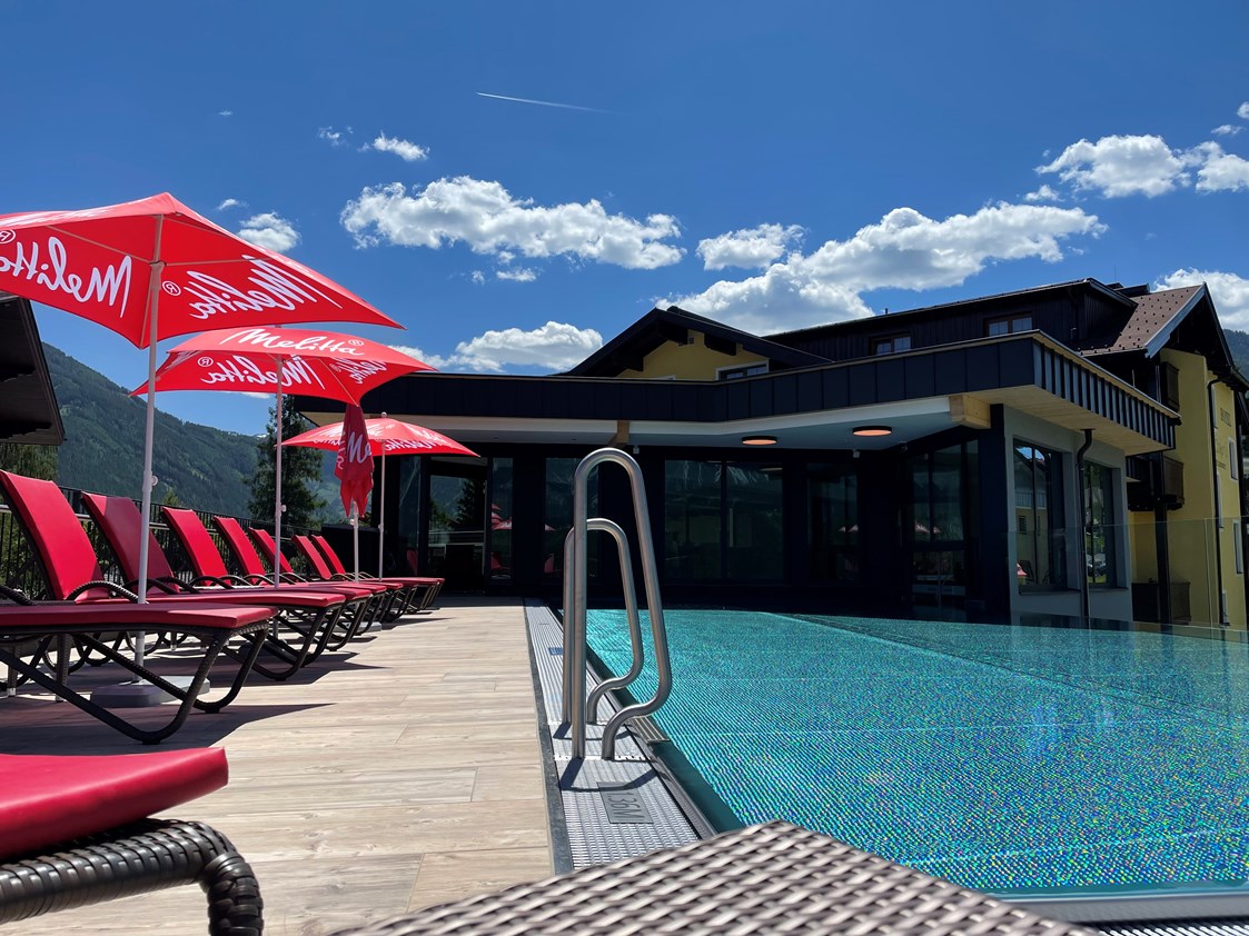 Wanderhotel: Infinity Pool mit Liegen - Hotel Stocker