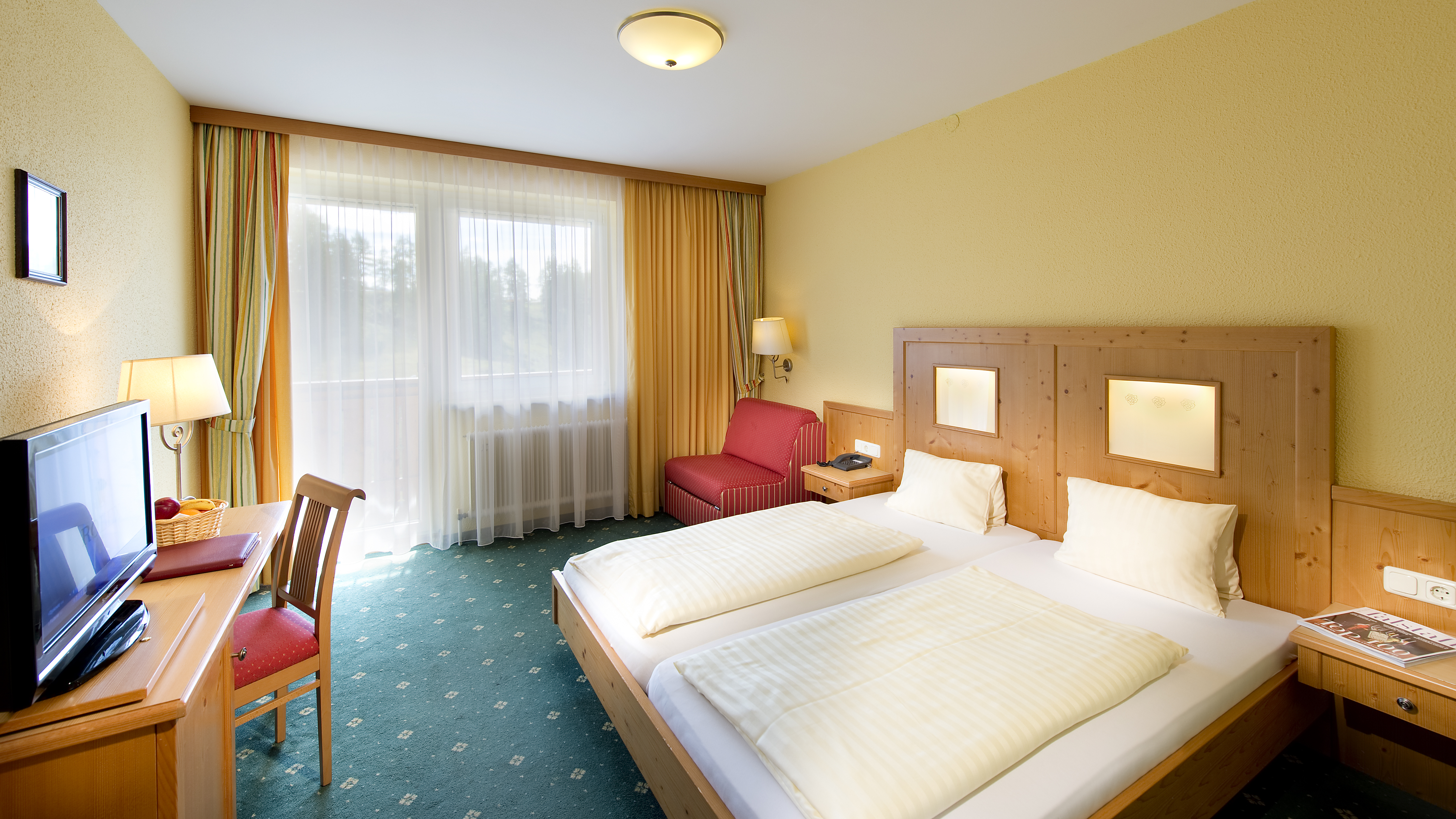 Almhotel & Genussgasthof Hierzegger Zimmerkategorien "Sonnenseite" mit Balkon