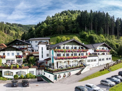 Wanderurlaub - Fahrstuhl - Außenansicht Sommer - Panoramahotel Gürtl