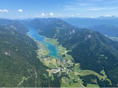 Wanderurlaub - Kötschach-Mauthen - In 1.000 m Seehöhe - mit dem Gleitschirm  -
Blick auf den Weissensee  -   Sattleggers Alpenhof & Feriensternwarte