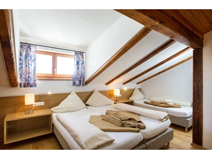 Wanderurlaub - Kötschach-Mauthen - Dreibettzimmer - "Almzimmer"  -   Sattleggers Alpenhof & Feriensternwarte