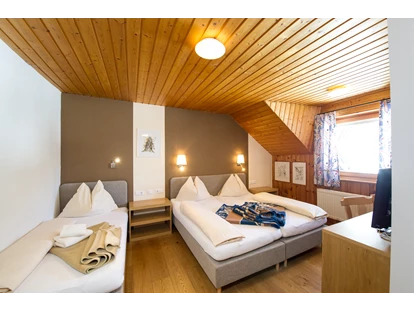 Wanderurlaub - Kötschach-Mauthen - Dreibettzimmer - Almzimmer  -   Sattleggers Alpenhof & Feriensternwarte