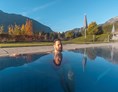 Wanderhotel: Sauna-Außenbecken Herbst - Narzissen Vital Resort