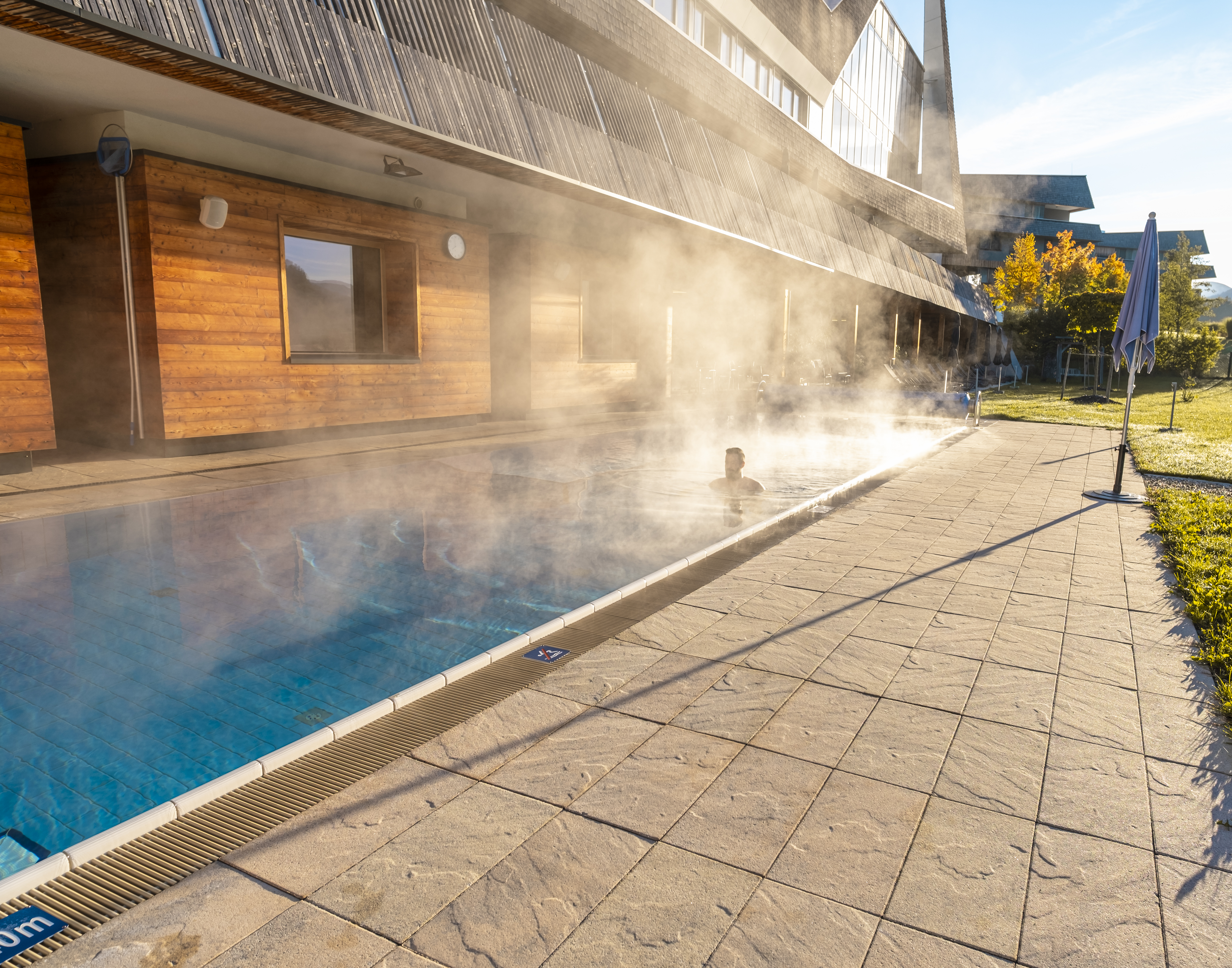 Wanderurlaub - Umgebungsschwerpunkt: Berg - Tauplitzalm - Schwimmen im Sauna-Außenbecken - Narzissen Vital Resort