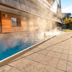 Wanderhotel: Schwimmen im Sauna-Außenbecken - Narzissen Vital Resort