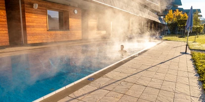 Wanderurlaub - Sonnenterrasse - Bad Aussee - Schwimmen im Sauna-Außenbecken - Narzissen Vital Resort