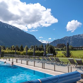 Wanderhotel: Solebad-Außenbecken mit Blick auf den Dachstein - Narzissen Vital Resort