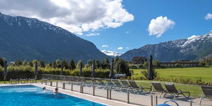 Wanderurlaub - Sonnenterrasse - Bad Aussee - Solebad-Außenbecken mit Blick auf den Dachstein - Narzissen Vital Resort