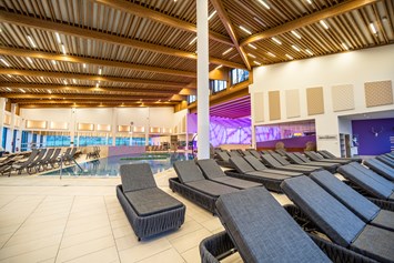 Wanderhotel: Badehalle mit drei Becken und seperatem Multifunktions-Sportbecken  - Narzissen Vital Resort