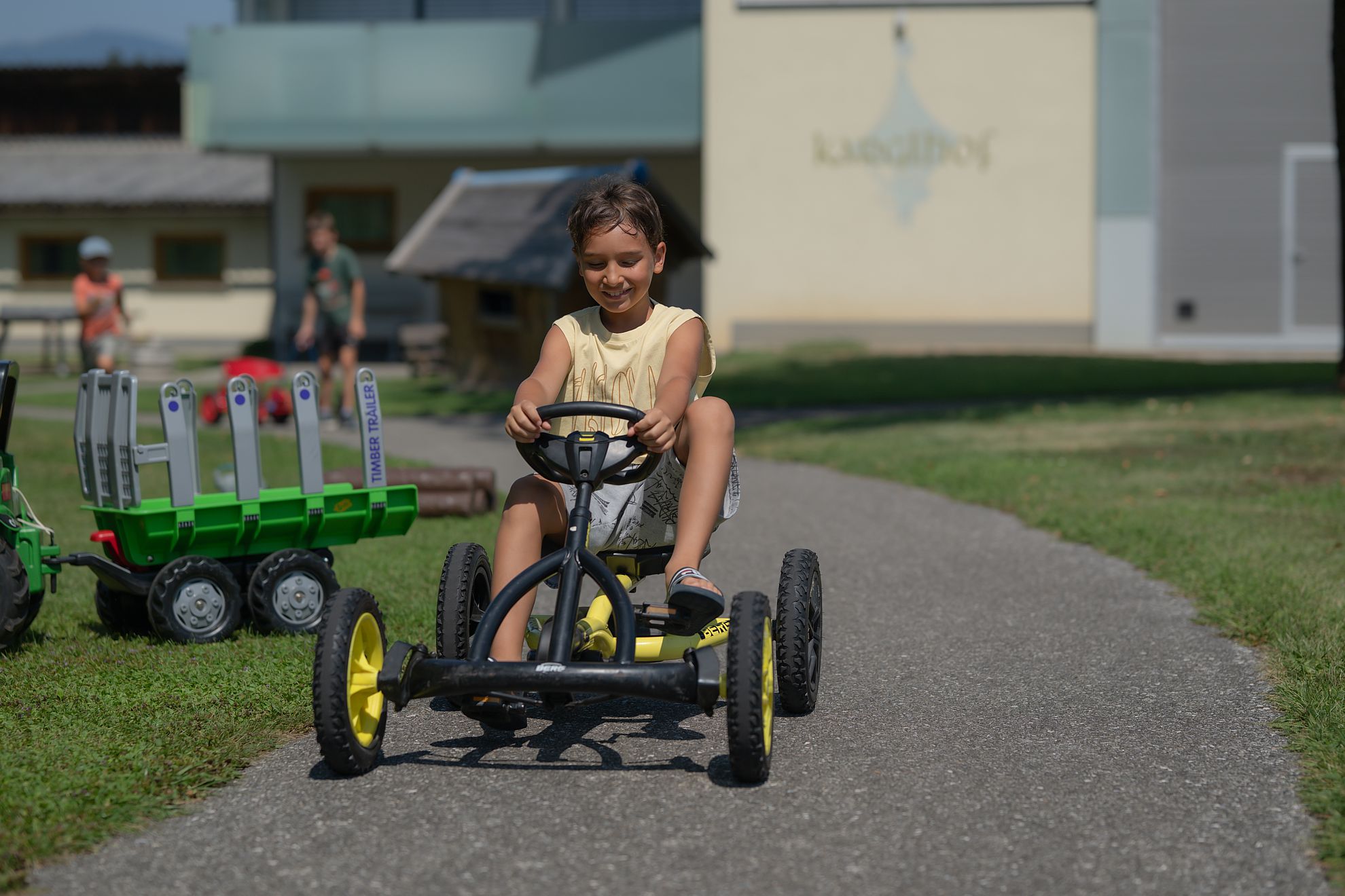 Wanderhotel: Am Kinderspielplatz - auf der Go-Kart-Bahn unterwegs - Ferienwohnungen und Seebungalows am Faaker See - Karglhof OG