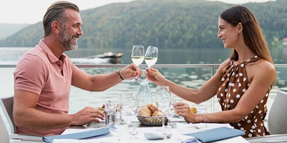 Wanderurlaub - Fahrstuhl - Abendessen auf der Sonnenterrasse direkt am Wasser - Seeglück Hotel Forelle