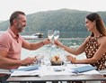 Wanderhotel: Speisen auf der Sonnenterrasse direkt am Wasser mit herrlichem Ausblick auf den Millstätter See - Seeglück Hotel Forelle