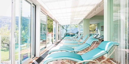 Wanderurlaub - Fahrstuhl - Ruhebereich mit Blick zum See - Seeglück Hotel Forelle