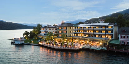 Wanderurlaub - Fahrstuhl - Hotelansicht bei Dämmerung - Seeglück Hotel Forelle