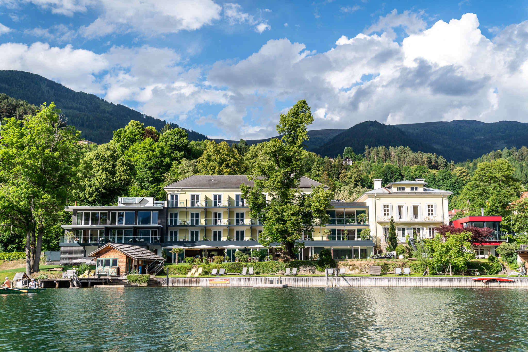 Wanderhotel: Blick vom See auf die Villa Postillion - Villa Postillion am See