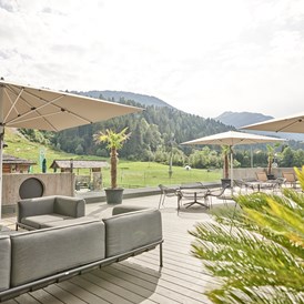 Wanderhotel: Terrasse - FRANZ ferdinand Mountain Resort Nassfeld