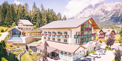 Wanderurlaub - Sonnenterrasse - Bad Aussee - 
Das ist für uns Aktivurlaub de luxe – ganz auf Ihre Bedürfnisse abgestimmt.
Wir möchten Ihnen 100% Sport mit 100% Erholung bieten. Mit dieser Ausrichtung ist unsere ehemalige Bar einem TOP ausgestatteten Fitnessraum gewichen.
 
Nach der sportlichen Anstrengung braucht es…
Entspannung! Und dafür sorgt unser großzügiger Spa und Wellnessbereich auf 3 Ebenen mit 5 verschiedenen Saunen, 4 Ruheräumen und einem ganzjährig beheizten Infinitypool. Unsere großzügige Sonnenterrasse bietet außerdem jede Menge Platz für zum Energie tanken.
 
Egal für welche Art von Massage Sie sich entscheiden – ob Rücken, Ganzkörper oder eine ganz spezielle Technik, unsere Masseurin Susanne berät Sie höchst professionell was für Ihren Typ das Richtige ist und für Sie die beste Entspannung.
 
Für Entdecker…
…bietet die Schladming-Dachstein Sommercard viele Gratis Eintritte und Ermäßigungen für eine Vielzahl von Attraktionen in der Region – so ist ein abwechslungsreicher Urlaub garantiert.
 - Hotel Annelies