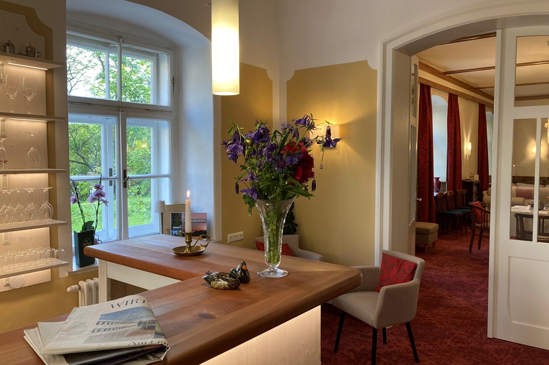Wanderhotel: Bar und Lesezimmer - Hotel Landsitz Pichlschloss