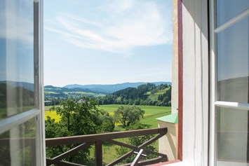Wanderhotel: Ausblick ins Tal - Hotel Landsitz Pichlschloss