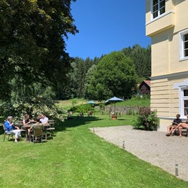 Wanderhotel: Kaffee im Park - Hotel Landsitz Pichlschloss
