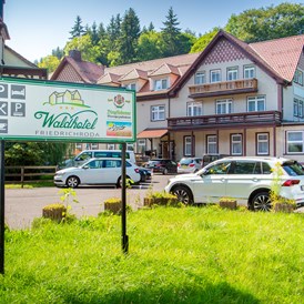 Wanderhotel: Hotel von außen - Waldhotel Friedrichroda
