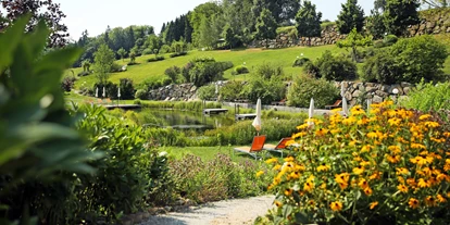 Wanderurlaub - Pools: Schwimmteich - RelaxGarten mit Naturbadeteich - RelaxResort Kothmühle
