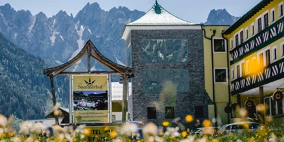Wanderurlaub - Sonnenterrasse - Bad Aussee - Hotel Sommerhof mit dem Gosaukamm-Gebirge im Hintergrund - Familienhotel Sommerhof