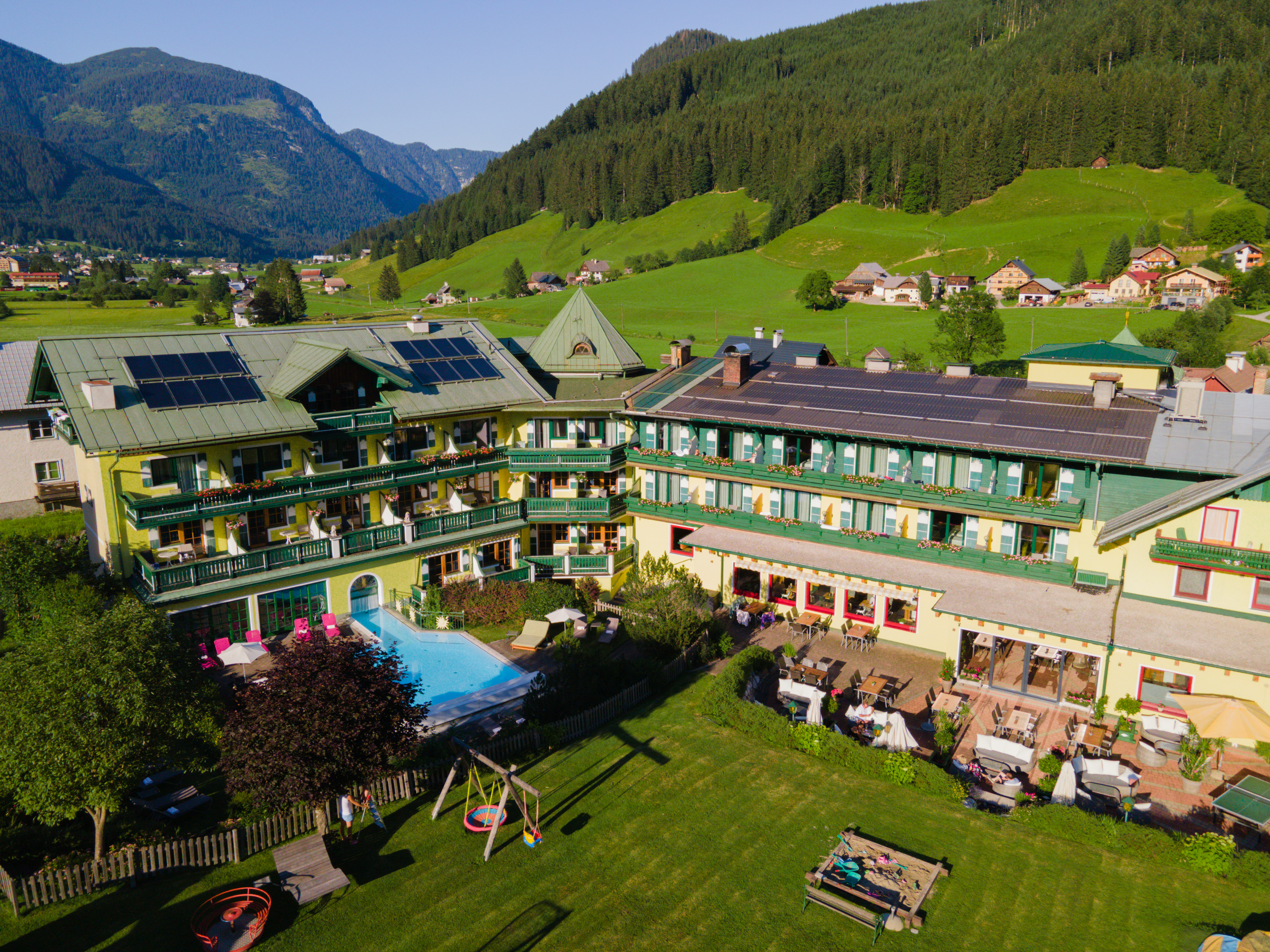 Wanderurlaub - Hotelbar - Oberösterreich - Garten, Spielwiese und Pool von Hotel Sommerhof im Salzkammergut - Familienhotel Sommerhof