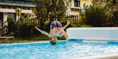 Wanderurlaub - Sonnenterrasse - Bad Aussee - beheizter Außenpool des Hotels - Familienhotel Sommerhof
