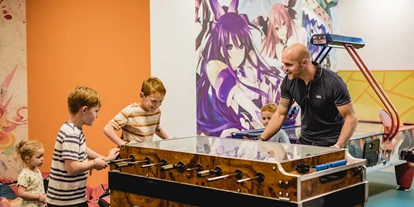 Wanderurlaub - Sonnenterrasse - Bad Aussee - Tischfußballtisch, Airhockey, Billard und Playstation im Teenie-Spielraum - Familienhotel Sommerhof