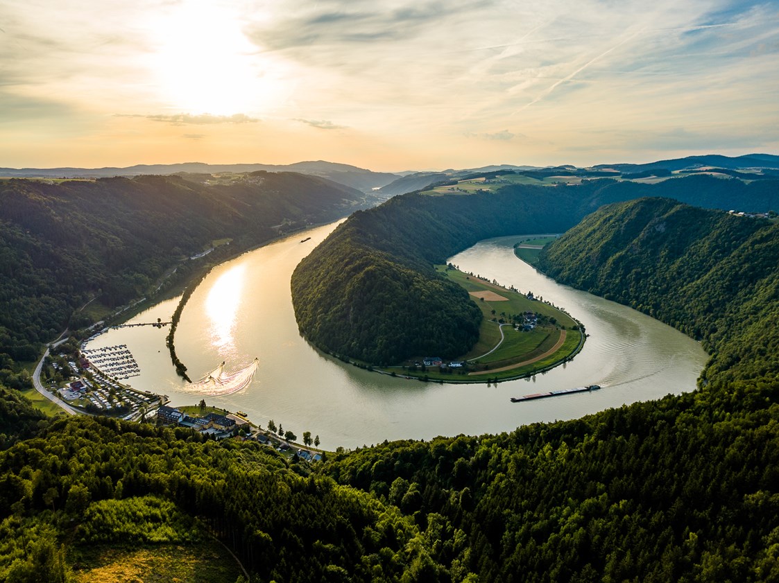 Wanderhotel: Luftbild der Schlögener Schlinge - Riverresort Donauschlinge