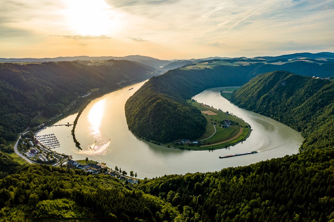 Wanderhotel: Luftbild der Schlögener Schlinge - Riverresort Donauschlinge