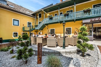 Wanderhotel: Innenhof mit Feuerlounge - Riverresort Donauschlinge