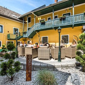 Wanderhotel: Innenhof mit Feuerlounge - Riverresort Donauschlinge