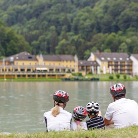 Wanderhotel: Radfahrer mit Blick auf das Riverresort Donauschinge - Riverresort Donauschlinge
