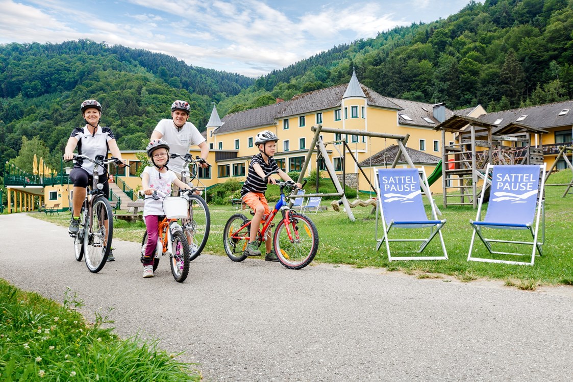 Wanderhotel: Familie mit Fahrrad - Riverresort Donauschlinge