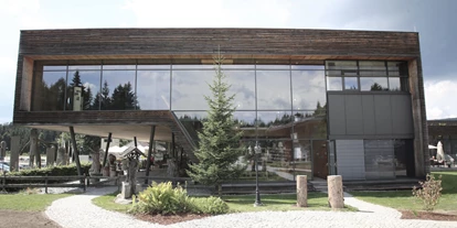 Wanderurlaub - Fahrstuhl - INNs HOLZ Natur- & Vitalhotel****s Außenansicht Rezeption - INNs HOLZ Natur- & Vitalhotel****s