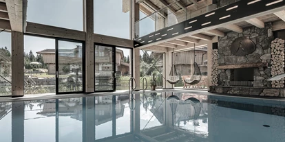 Wanderurlaub - Fahrstuhl - INNs HOLZ Natur- & Vitalhotel****s Indoorpool mit Kamin - INNs HOLZ Natur- & Vitalhotel****s