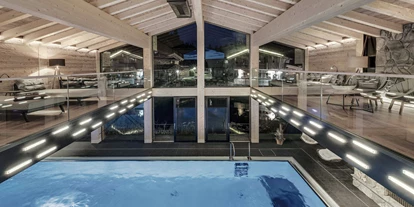 Wanderurlaub - Fahrstuhl - INNs HOLZ Natur- & Vitalhotel****s Indoorpool bei Nacht - INNs HOLZ Natur- & Vitalhotel****s