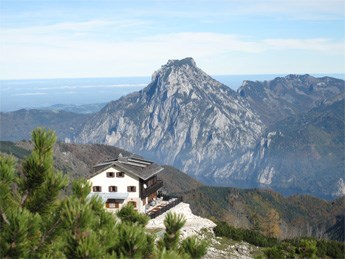 Wanderhotel: Die Kranabethhütte am Feuerkogel im Hintergrund der Wächter des Salzkammergutes der Traunstein - Kranabethhütte